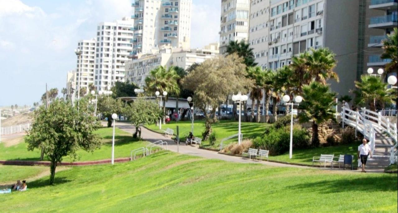 612 Apartment On The Beach Бат-Ям Екстер'єр фото